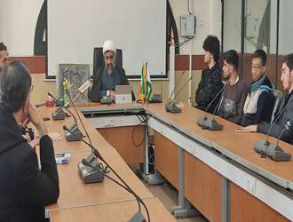 نشست سیاسی با موضوع دستاورد های رابطه با آمریکا در دانشکده علوم قرآنی شیراز